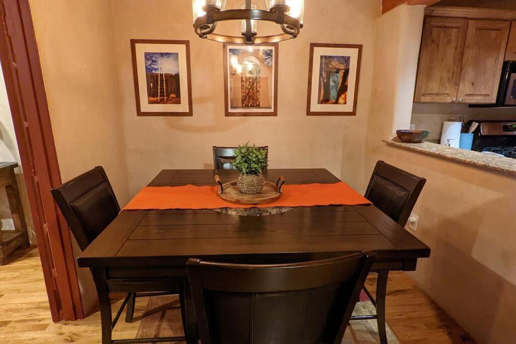 Magical Santa Fe Stay, Minutes From Town Square, Sleeps 4, Includes Free Parking And Outdoor Hot Tub! المظهر الخارجي الصورة