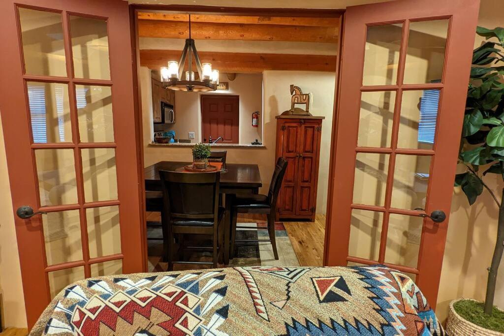 Magical Santa Fe Stay, Minutes From Town Square, Sleeps 4, Includes Free Parking And Outdoor Hot Tub! المظهر الخارجي الصورة