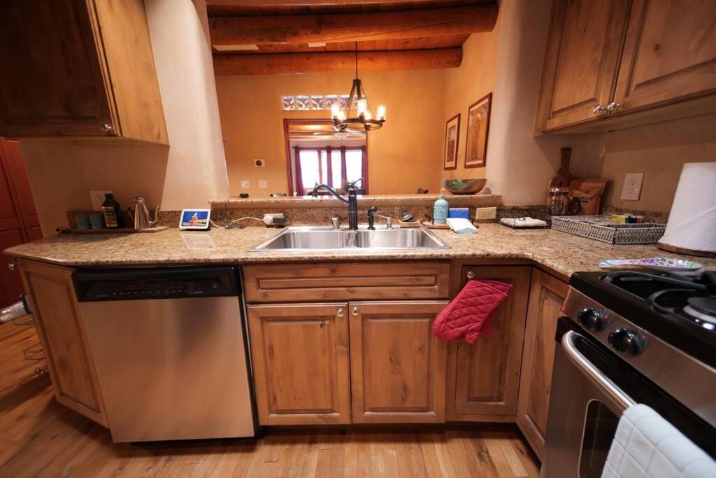 Magical Santa Fe Stay, Minutes From Town Square, Sleeps 4, Includes Free Parking And Outdoor Hot Tub! المظهر الخارجي الصورة