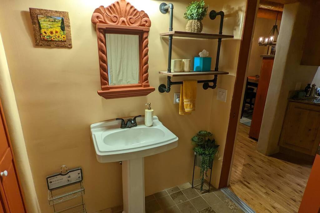 Magical Santa Fe Stay, Minutes From Town Square, Sleeps 4, Includes Free Parking And Outdoor Hot Tub! المظهر الخارجي الصورة