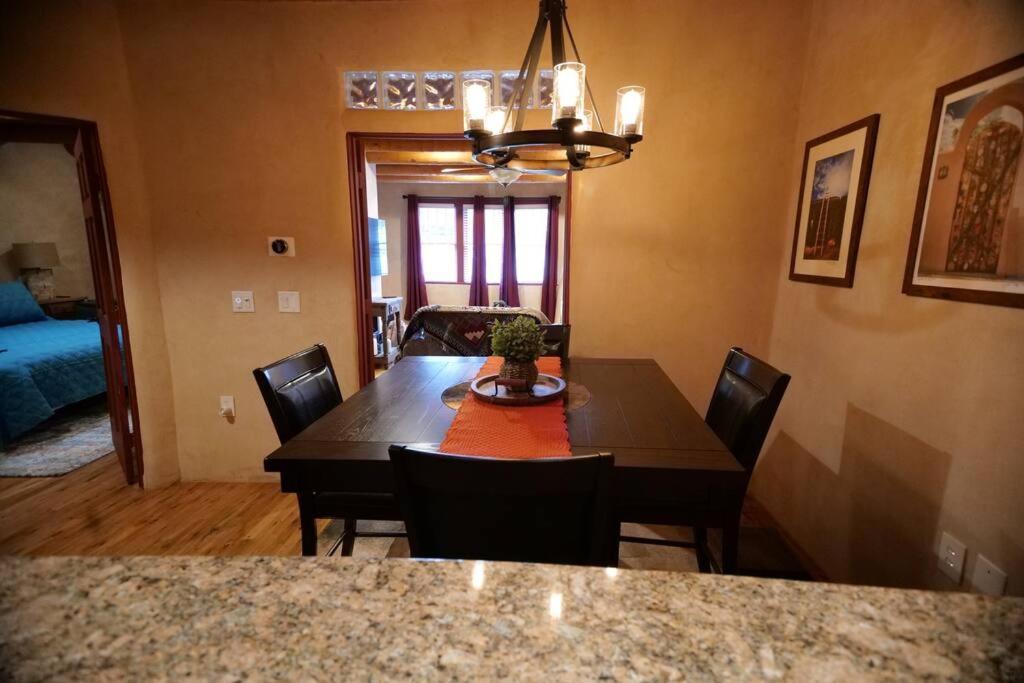 Magical Santa Fe Stay, Minutes From Town Square, Sleeps 4, Includes Free Parking And Outdoor Hot Tub! المظهر الخارجي الصورة