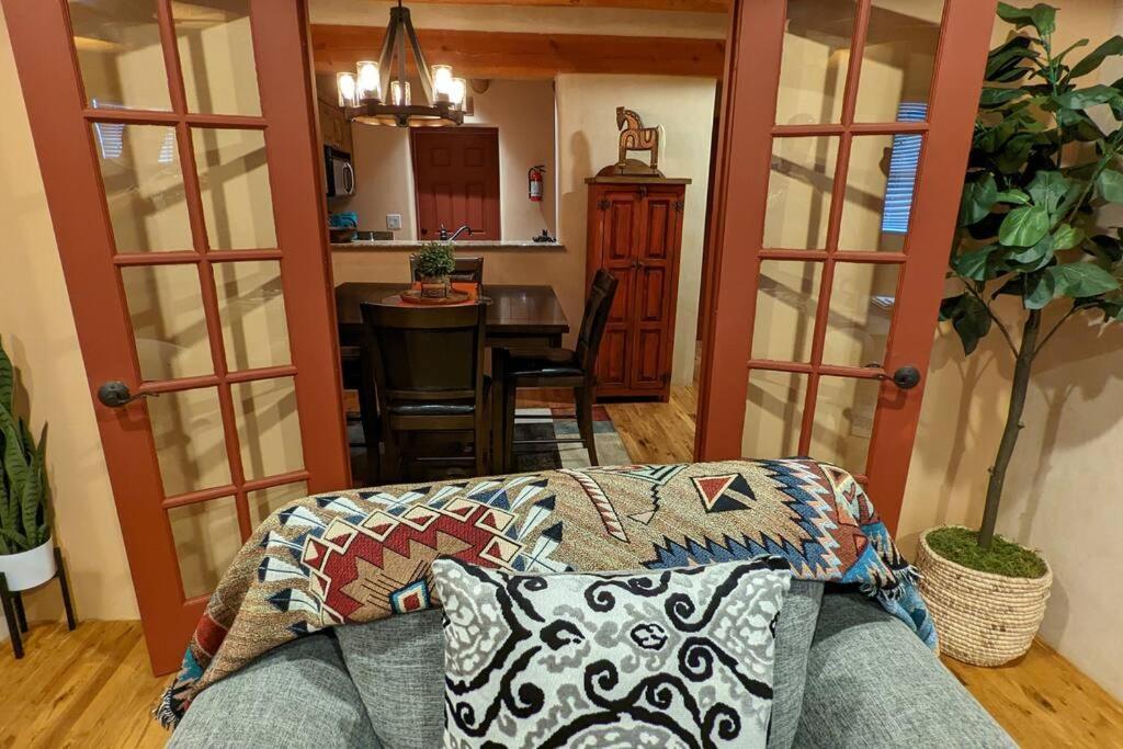 Magical Santa Fe Stay, Minutes From Town Square, Sleeps 4, Includes Free Parking And Outdoor Hot Tub! المظهر الخارجي الصورة