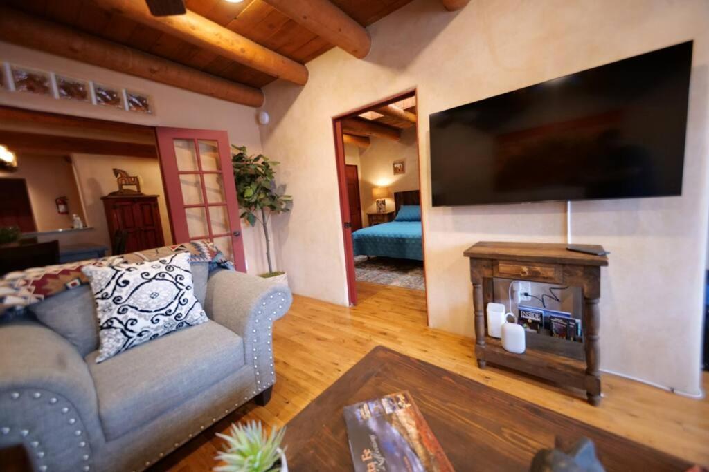 Magical Santa Fe Stay, Minutes From Town Square, Sleeps 4, Includes Free Parking And Outdoor Hot Tub! المظهر الخارجي الصورة