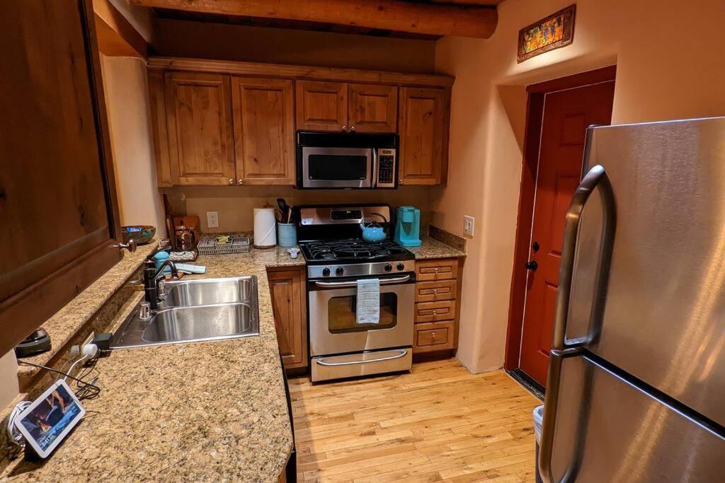 Magical Santa Fe Stay, Minutes From Town Square, Sleeps 4, Includes Free Parking And Outdoor Hot Tub! المظهر الخارجي الصورة